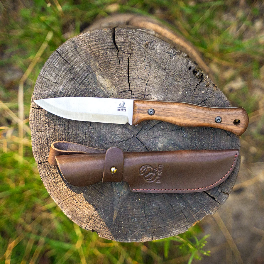 Cuchillo Bushcraft de Acero al Carbono con Mango de Nogal y Funda de Cuero - BSH6 Breeze