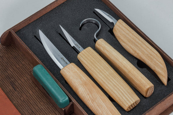 Set of 4 Knives in a Book Case - S09 book